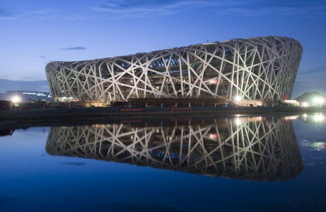 Национальный стадион в Пекине густо усеян солнечными батареями производства Suntech