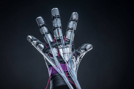 Украинцы создали киберперчатку, которая позволяет «почувствовать» виртуальную реальность