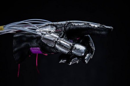 Украинцы создали киберперчатку, которая позволяет «почувствовать» виртуальную реальность