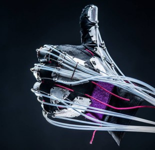 Украинцы создали киберперчатку, которая позволяет «почувствовать» виртуальную реальность