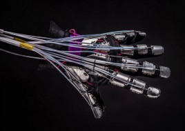 Украинцы создали киберперчатку, которая позволяет «почувствовать» виртуальную реальность