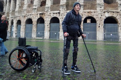 Экзоскелет suitX Phoenix призван помочь ходить людям с ограниченной подвижностью