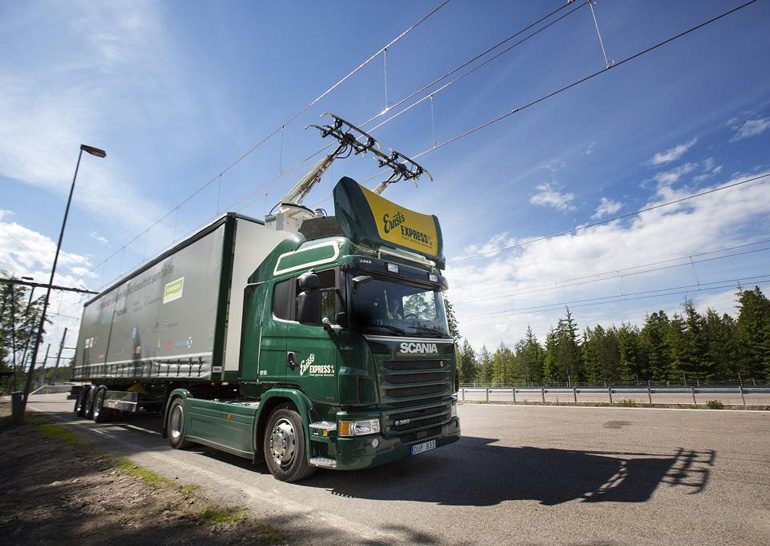 В Швеции открыта первая в мире электрическая дорога для грузовиков