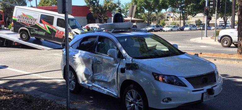 Самоврядний автомобіль Google потрапив в серйозну аварію