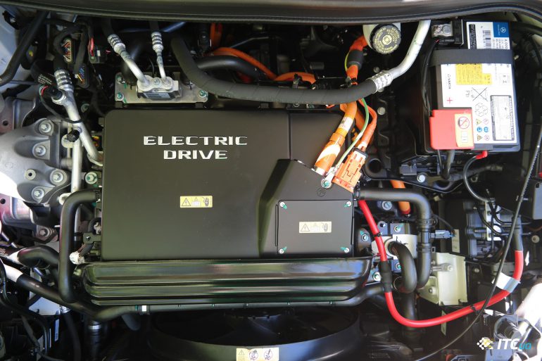 Mercedes Bclass Electric Drive "zielony" w jeździe