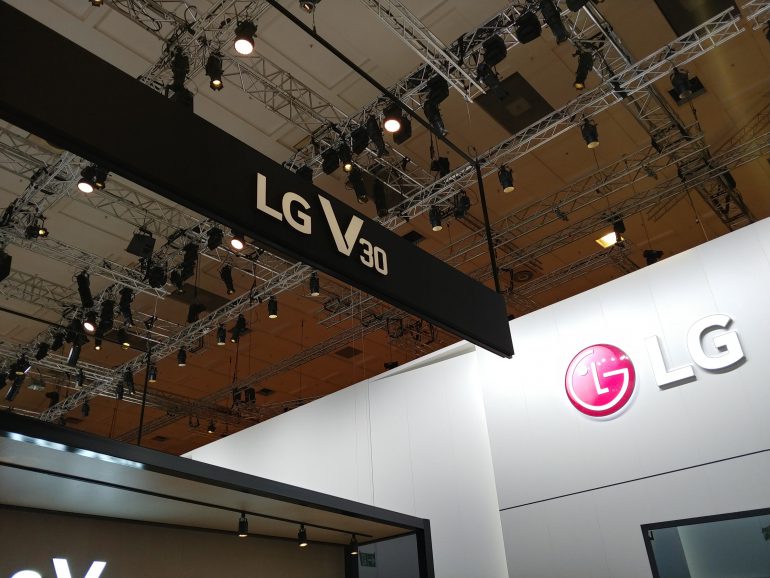     LG V30