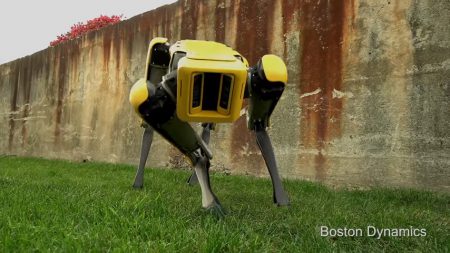 Видео: Boston Dynamics показала нового четвероногого робота SpotMini с милой внешностью Видео: Boston Dynamics показала нового четвероногого робота SpotMini с милой внешностью