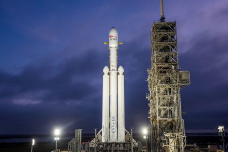 Видео дня: ракета-носитель Falcon Heavy, установленная на стартовой площадке LC-39A во Флориде Видео дня: ракета-носитель Falcon Heavy, установленная на стартовой площадке LC-39A во Флориде