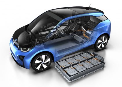 BMW заявила, что батареи в ее электромобилях и гибридах рассчитаны минимум на 15 лет службы. Потом емкость упадет до 70%, но они продолжат работать BMW заявила, что батареи в ее электромобилях и гибридах рассчитаны минимум на 15 лет службы. Потом емкость упадет до 70%, но они продолжат работать
