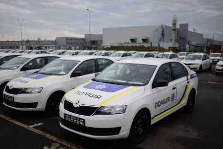Национальная полиция Украины получила 400 патрульных автомобилей Skoda Rapid, собранных на украинском предприятии «Еврокар» Национальная полиция Украины получила 400 патрульных автомобилей Skoda Rapid, собранных на украинском предприятии «Еврокар»