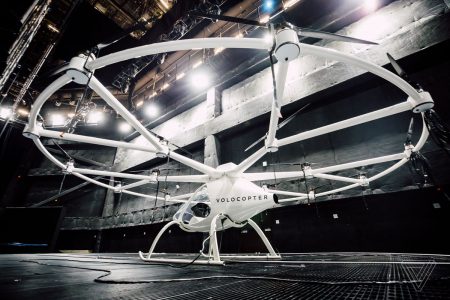 Электрический мультикоптер Volocopter впервые поднялся в воздух в США, его создатели рассчитывают запустить летающее такси в эксплуатацию уже через 5 лет Электрический мультикоптер Volocopter впервые поднялся в воздух в США, его создатели рассчитывают запустить летающее такси в эксплуатацию уже через 5 лет