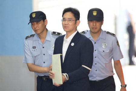 Осужденного за взяточничество главу Samsung выпустили на свободу, отсрочив исполнение приговора и сократив тюремный срок до двух с половиной лет Осужденного за взяточничество главу Samsung выпустили на свободу, отсрочив исполнение приговора и сократив тюремный срок до двух с половиной лет