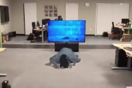 Разработчик с помощью платформы Apple ARKit воссоздал культовую сцену из фильма ужасов «Звонок» в дополненной реальности Разработчик с помощью платформы Apple ARKit воссоздал культовую сцену из фильма ужасов «Звонок» в дополненной реальности