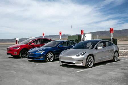 Tesla превысила отметку в 300 тыс. выпущенных электромобилей, догнав по этому показателю популярный Nissan Leaf Tesla превысила отметку в 300 тыс. выпущенных электромобилей, догнав по этому показателю популярный Nissan Leaf