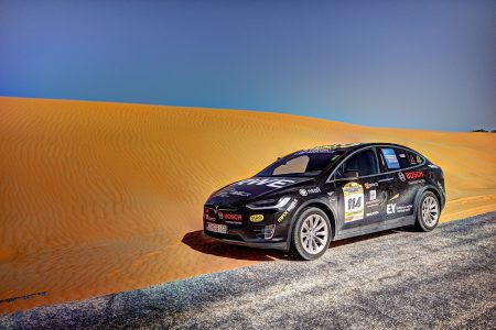 Кроссовер Tesla Model X стал первым электромобилем, который пересек пустыню Сахара Кроссовер Tesla Model X стал первым электромобилем, который пересек пустыню Сахара