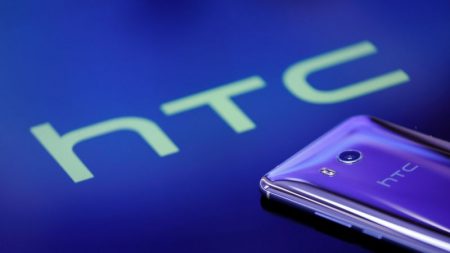 Фото розничной упаковки подтверждает характеристики бюджетного смартфона HTC Desire 12 (Breeze) Фото розничной упаковки подтверждает характеристики бюджетного смартфона HTC Desire 12 (Breeze)