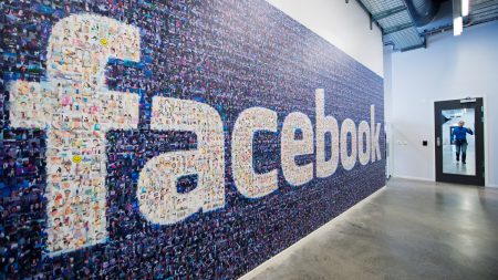 Facebook заблокировал страницу для сбора денег на лечение украинской девочки из-за санкций против Крыма Facebook заблокировал страницу для сбора денег на лечение украинской девочки из-за санкций против Крыма