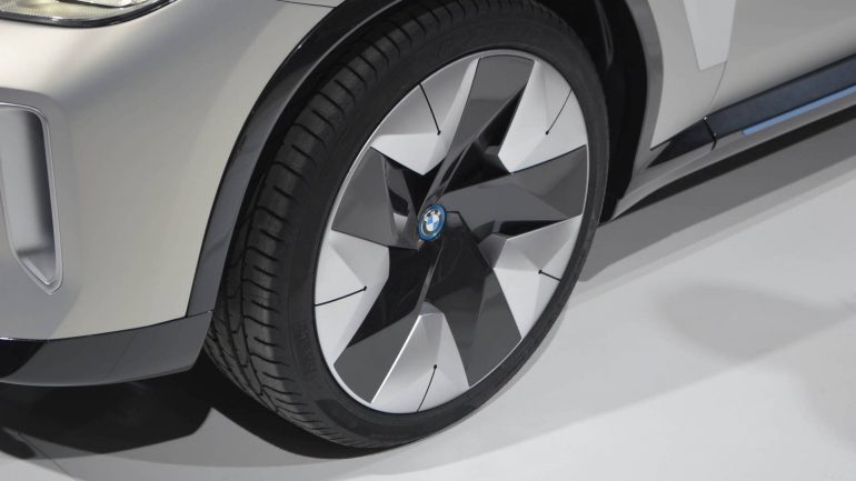  :       BMW iX3   ,        