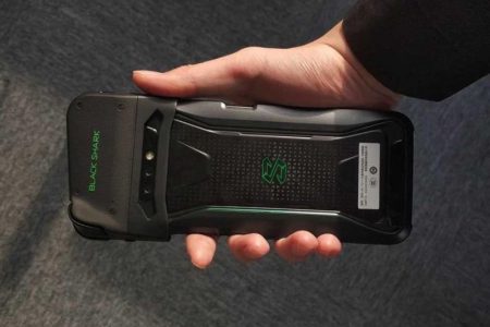 Живая фотография геймерского смартфона Xiaomi Blackshark показала, что разработчики предусмотрели съемный Bluetooth-контроллер Живая фотография геймерского смартфона Xiaomi Blackshark показала, что разработчики предусмотрели съемный Bluetooth-контроллер