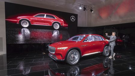 Электрокроссовер премиум-класса Vision Mercedes-Maybach Ultimate Luxury представили официально: четыре двигателя мощностью 750 л.с., батарея на 80 кВтч с запасом хода 500 км и… чайник в салоне Электрокроссовер премиум-класса Vision Mercedes-Maybach Ultimate Luxury представили официально: четыре двигателя мощностью 750 л.с., батарея на 80 кВтч с запасом хода 500 км и… чайник в салоне