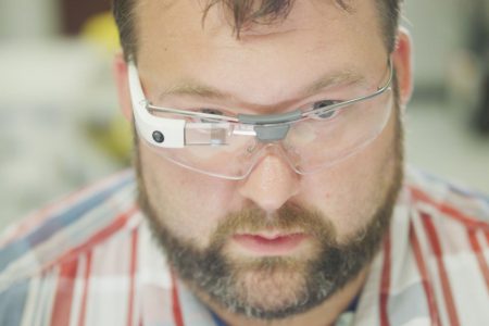Google работает над гарнитурой дополненной реальности, похожей на Microsoft HoloLens Google работает над гарнитурой дополненной реальности, похожей на Microsoft HoloLens