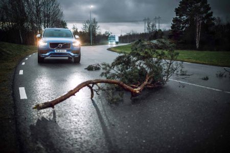 Volvo представила интеллектуальный облачный сервис по взаимному предупреждению дорожных происшествий Connected Safety Volvo представила интеллектуальный облачный сервис по взаимному предупреждению дорожных происшествий Connected Safety