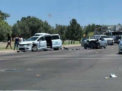 Самоуправляемый автомобиль Waymo попал в аварию в Аризоне Самоуправляемый автомобиль Waymo попал в аварию в Аризоне
