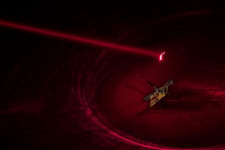 Ученые запитали роботизированную муху RoboFly с помощью лазера Ученые запитали роботизированную муху RoboFly с помощью лазера