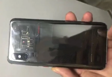 Живое фото Xiaomi Mi 8 демонстрирует прозрачную заднюю панель смартфона Живое фото Xiaomi Mi 8 демонстрирует прозрачную заднюю панель смартфона