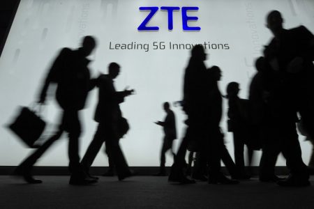 ZTE достигла соглашения с Министерством торговли США и выплатит штраф в сумме $1,4 млрд, капитализация компании просела на $3 млрд ZTE достигла соглашения с Министерством торговли США и выплатит штраф в сумме $1,4 млрд, капитализация компании просела на $3 млрд