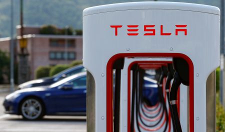 Tesla сократит 9% работников Tesla сократит 9% работников