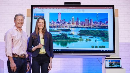 Microsoft представила дисплеи Windows Collaboration Displays для корпоративных переговорных комнат Microsoft представила дисплеи Windows Collaboration Displays для корпоративных переговорных комнат