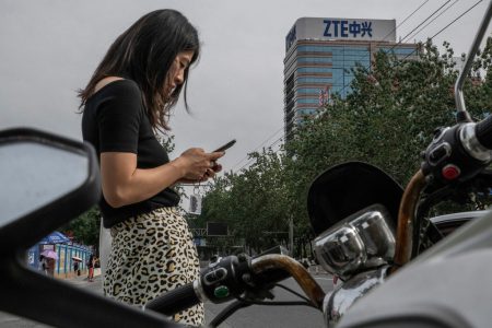 США сняли санкции с ZTE, но пока только на этот месяц США сняли санкции с ZTE, но пока только на этот месяц