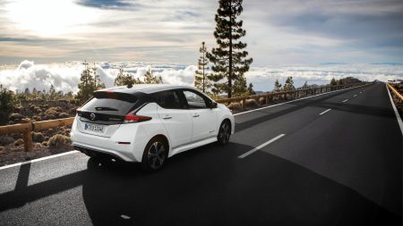 Nissan Leaf стал самым продаваемым электромобилем Европы с показателем 18 тыс. покупок и 37 тыс. предзаказов Nissan Leaf стал самым продаваемым электромобилем Европы с показателем 18 тыс. покупок и 37 тыс. предзаказов