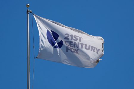 Comcast вышел из борьбы за активы 21st Century Fox, уступив право покупки Disney Comcast вышел из борьбы за активы 21st Century Fox, уступив право покупки Disney
