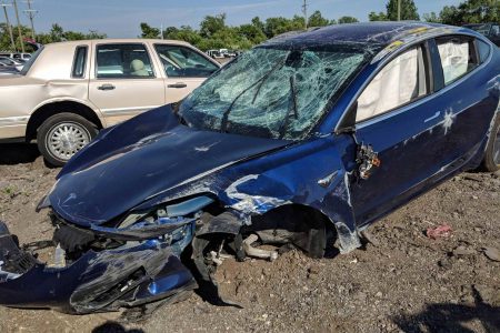 После аварии Tesla Model 3 с несколькими переворотами кабина сохранила целостность, а водитель не получил серьёзных травм После аварии Tesla Model 3 с несколькими переворотами кабина сохранила целостность, а водитель не получил серьёзных травм