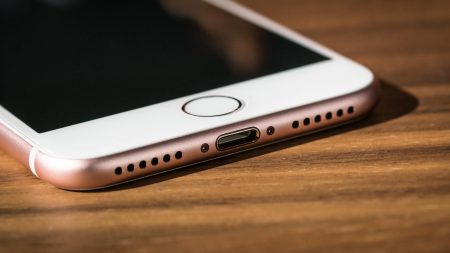 Apple выпустила iOS 11.4.1 с защитой от взлома пароля, но механизм оказался «дырявым» Apple выпустила iOS 11.4.1 с защитой от взлома пароля, но механизм оказался «дырявым»
