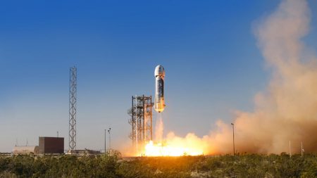 Blue Origin в девятый раз успешно испытала New Shepard: отделила капсулу с манекеном и вернула назад ракету Blue Origin в девятый раз успешно испытала New Shepard: отделила капсулу с манекеном и вернула назад ракету