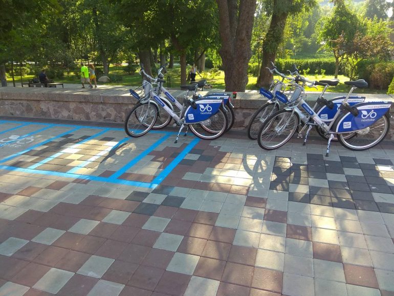 В Киеве открыли систему общественного велопроката Nextbike. Пока доступно 100 велосипедов, в следующем году их количество обещают довести до 2000 штук В Киеве открыли систему общественного велопроката Nextbike. Пока доступно 100 велосипедов, в следующем году их количество обещают довести до 2000 штук