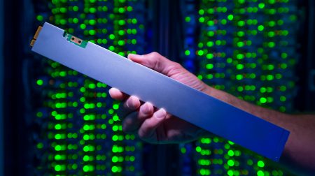 Intel выпустила первый SSD в форм-факторе Ruler емкостью 32 ТБ Intel выпустила первый SSD в форм-факторе Ruler емкостью 32 ТБ