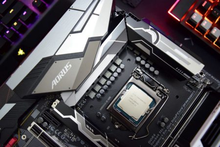 Процессоры Intel Core i9-9900K, Core i7-9700K и Core i5-9600K протестировали в Geekbench Процессоры Intel Core i9-9900K, Core i7-9700K и Core i5-9600K протестировали в Geekbench