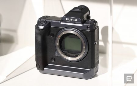 Fujifilm показала первую в мире 100-мегапиксельную среднеформатную беззеркальную камеру и объектив с диафрагмой f/1 и автофокусом (тоже первый в своем роде) Fujifilm показала первую в мире 100-мегапиксельную среднеформатную беззеркальную камеру и объектив с диафрагмой f/1 и автофокусом (тоже первый в своем роде)
