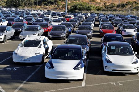 Tesla сократила цветовую палитру автомобилей ради ускорения их производства, теперь цвета Silver Metallic и Obsidian Black доступны только по спецзаказу за отдельную плату Tesla сократила цветовую палитру автомобилей ради ускорения их производства, теперь цвета Silver Metallic и Obsidian Black доступны только по спецзаказу за отдельную плату