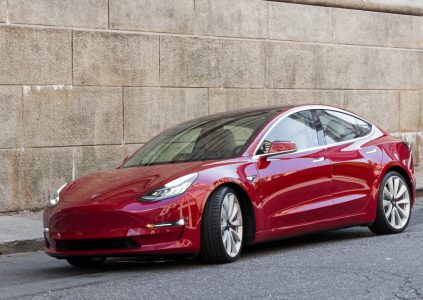 Tesla запустила временный бесплатный сервис по доставке Model 3 до дверей заказчика Tesla запустила временный бесплатный сервис по доставке Model 3 до дверей заказчика