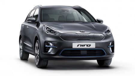 «Роберт Де Ниро представил e-Niro»: В Париже показали европейскую версию электрокроссовера Kia e-Niro с запасом хода до 615 км, продажи стартуют до конца 2018 года «Роберт Де Ниро представил e-Niro»: В Париже показали европейскую версию электрокроссовера Kia e-Niro с запасом хода до 615 км, продажи стартуют до конца 2018 года