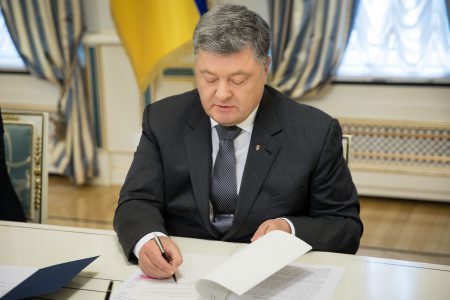 Порошенко подписал указ про введение военного положения на 60 дней Порошенко подписал указ про введение военного положения на 60 дней