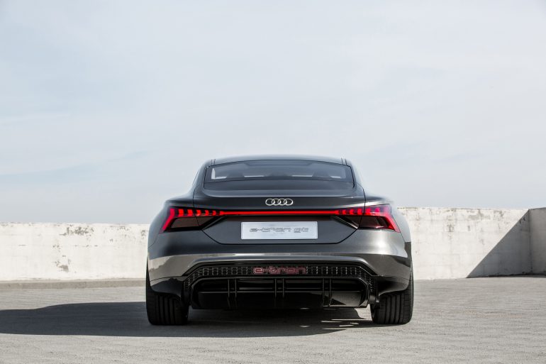  Audi e-tron GT  :  590 ..,     3,5 ,  90 ,   400  (WLTP)     2021 