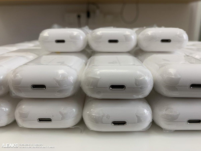 Фото: новые беспроводные наушники Apple AirPods 2 и футляр для них с разъемом Lightning Фото: новые беспроводные наушники Apple AirPods 2 и футляр для них с разъемом Lightning
