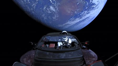 Tesla Roadster, отправленный в космос ракетой Falcon Heavy, пересёк орбиту Марса Tesla Roadster, отправленный в космос ракетой Falcon Heavy, пересёк орбиту Марса
