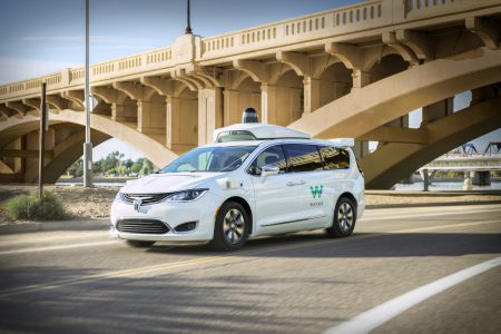 Сегодня в США запустили первую коммерческую службу беспилотных такси Waymo One (но пока у нее очень много ограничений) Сегодня в США запустили первую коммерческую службу беспилотных такси Waymo One (но пока у нее очень много ограничений)